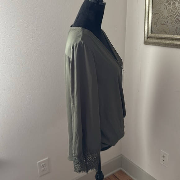 IZ Byer olive green Surplice V neck draped hi low 3/4 sleeves lace detailing XL - Picture 3 of 5